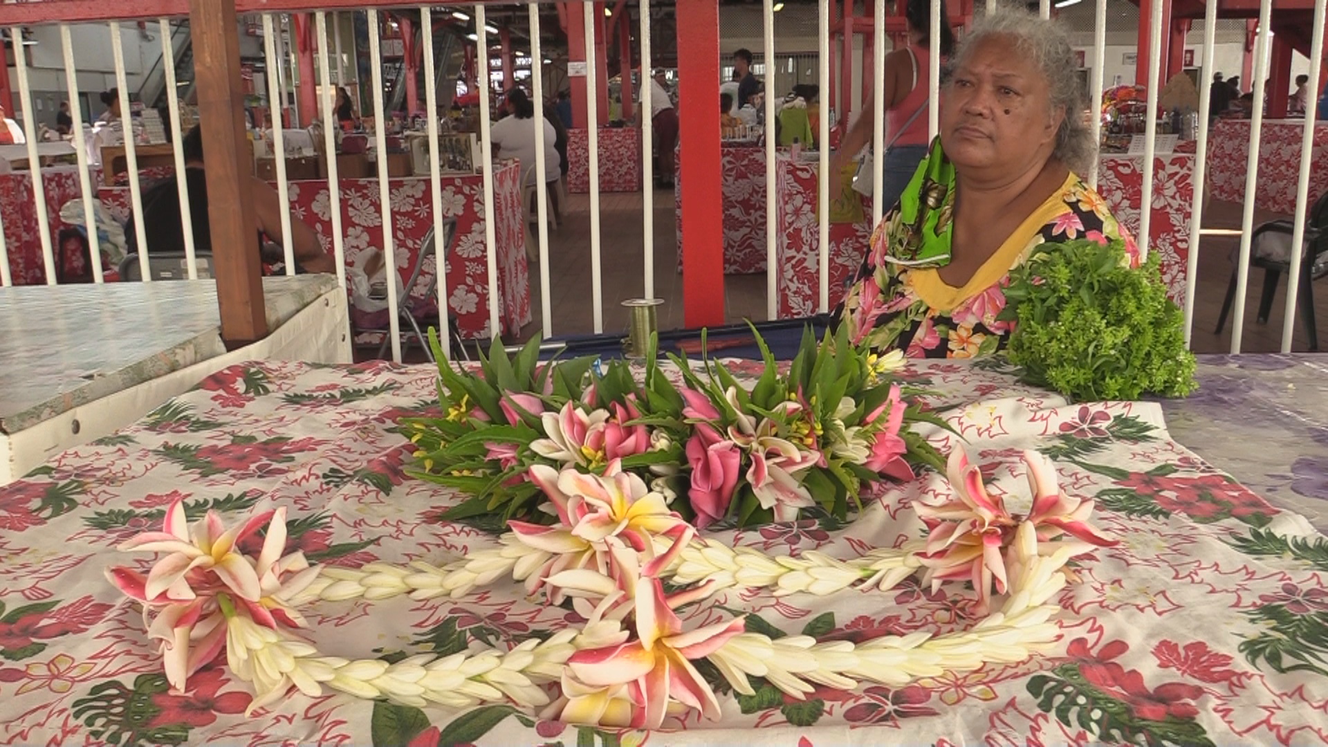 Marché de Papeete : la vente de couronnes de fleurs a repris, mais… • TNTV  Tahiti Nui Télévision