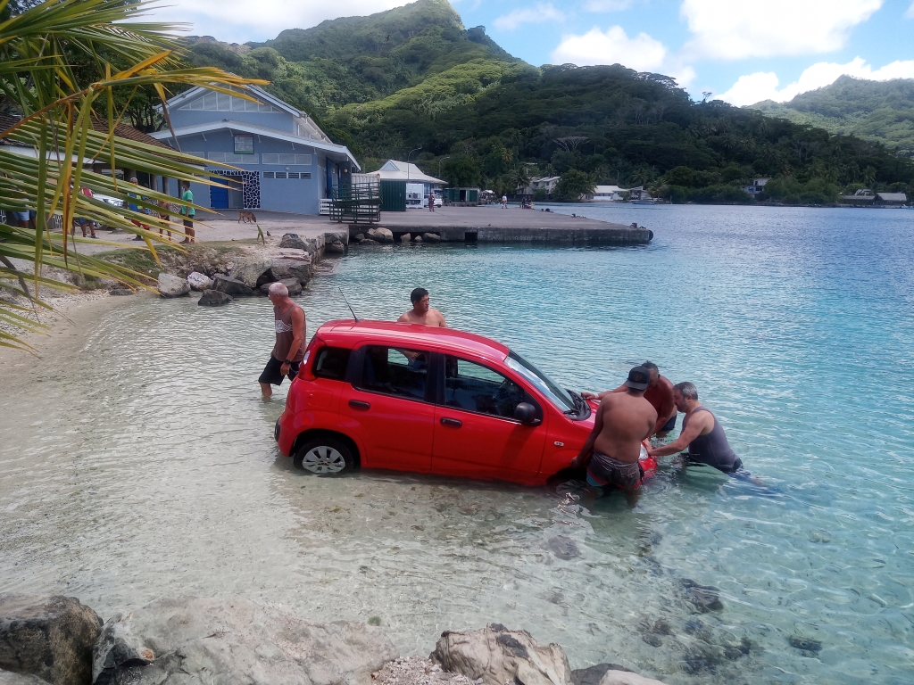 À Huahine, une voiture finit sa course dans le lagon • TNTV Tahiti Nui  Télévision